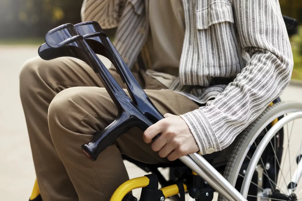 un trabajador queda paralítico con muletas tras un accidente laboral  