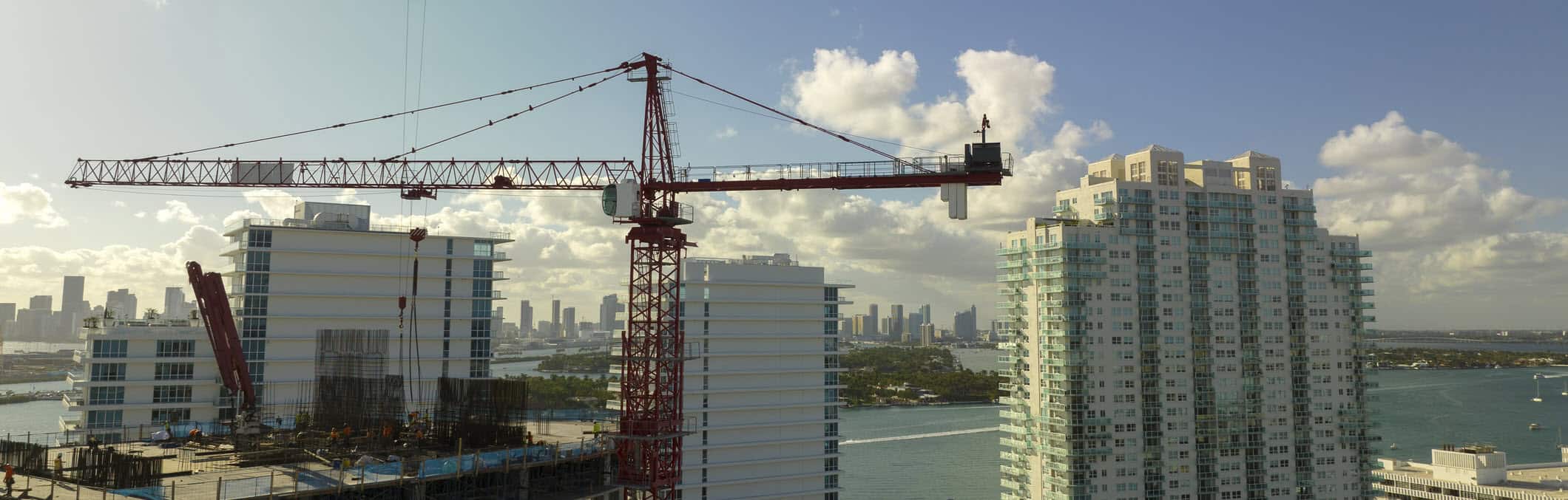 Grúa en Miami trabajando en rascacielos